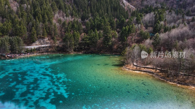 山林间的蓝绿色湖泊九寨沟