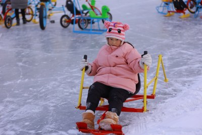 冬日小女孩雪地玩耍