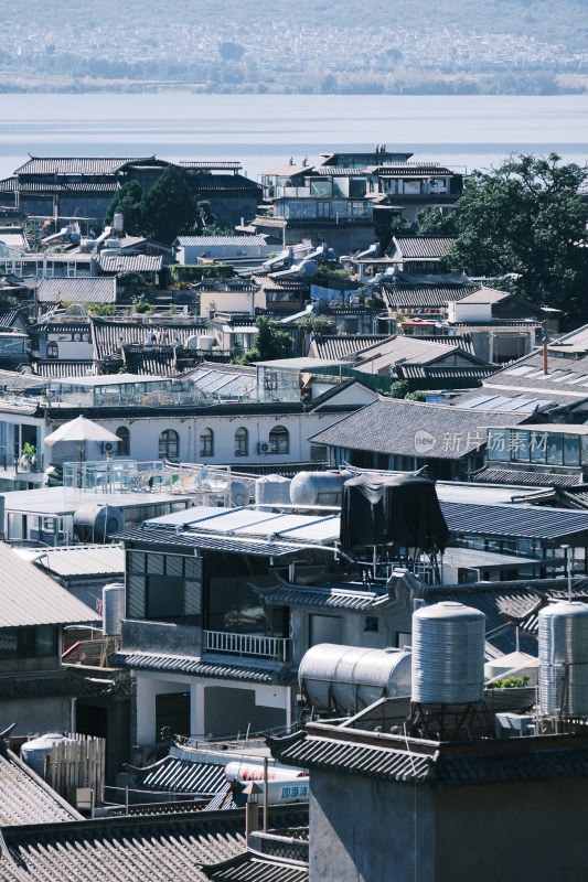 湖畔民居屋顶俯瞰景观