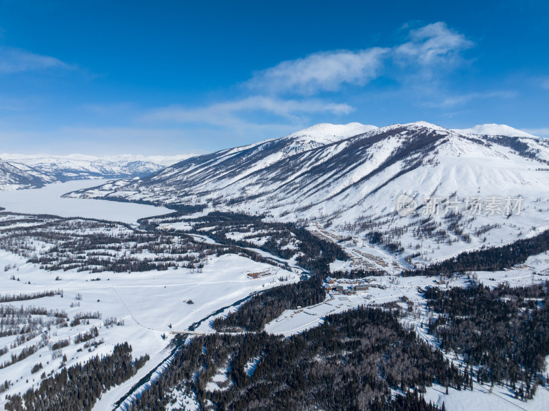 新疆阿勒泰喀纳斯雪景神仙湾晨雾雪山森林