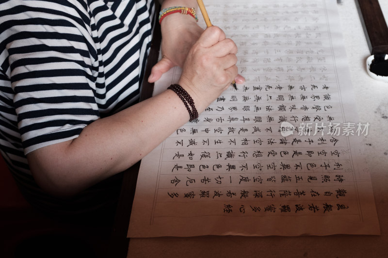 人物书写毛笔字近景