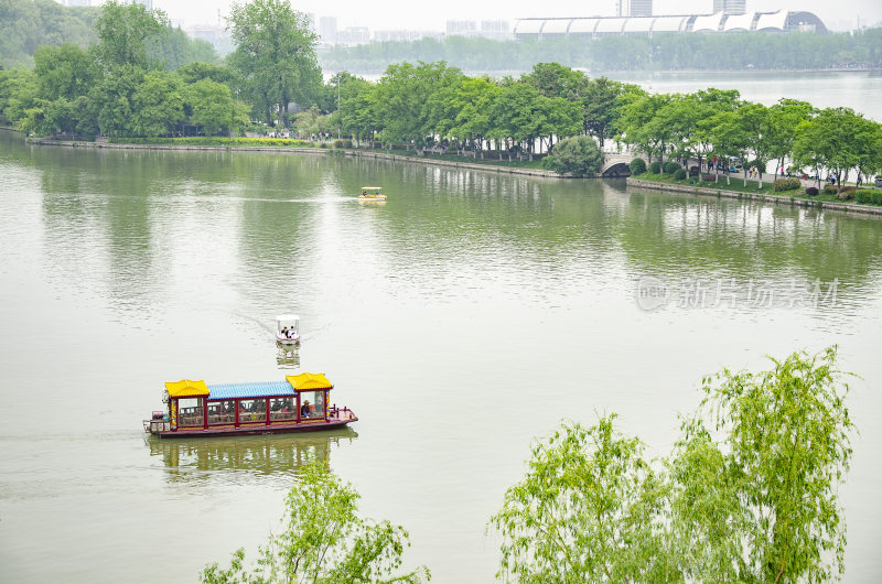 南京玄武湖 城市湖畔 平静湖面上的游船