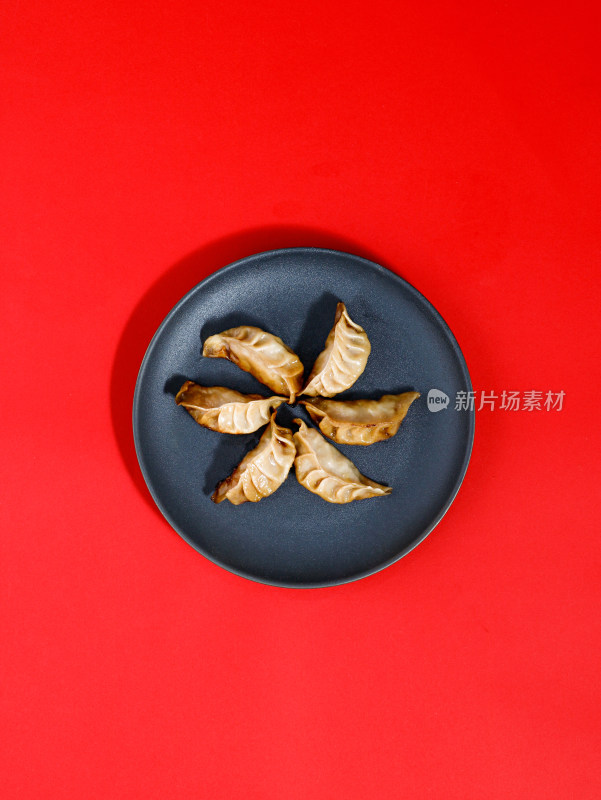 红色桌面上的春节传统美食饺子