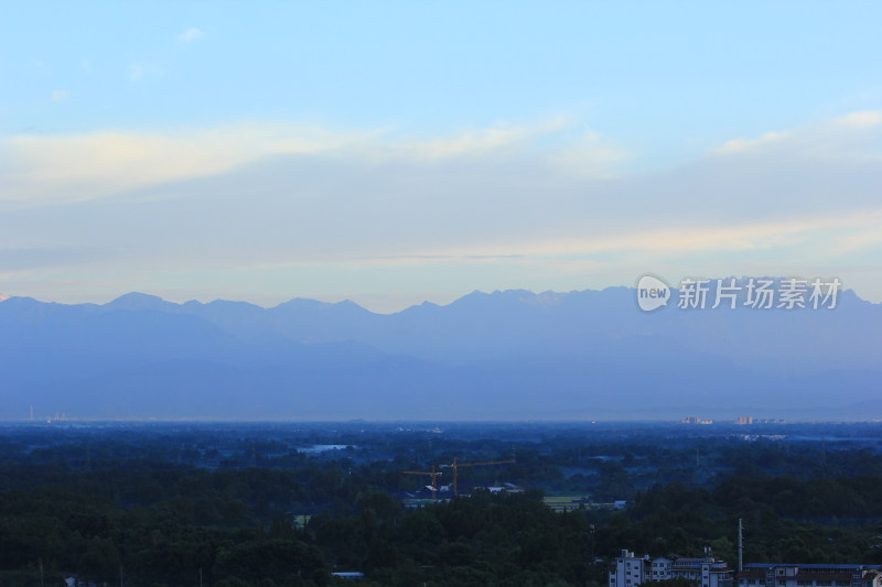 成都市周边的群山远山背景