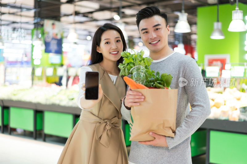 年轻夫妻在超市购物