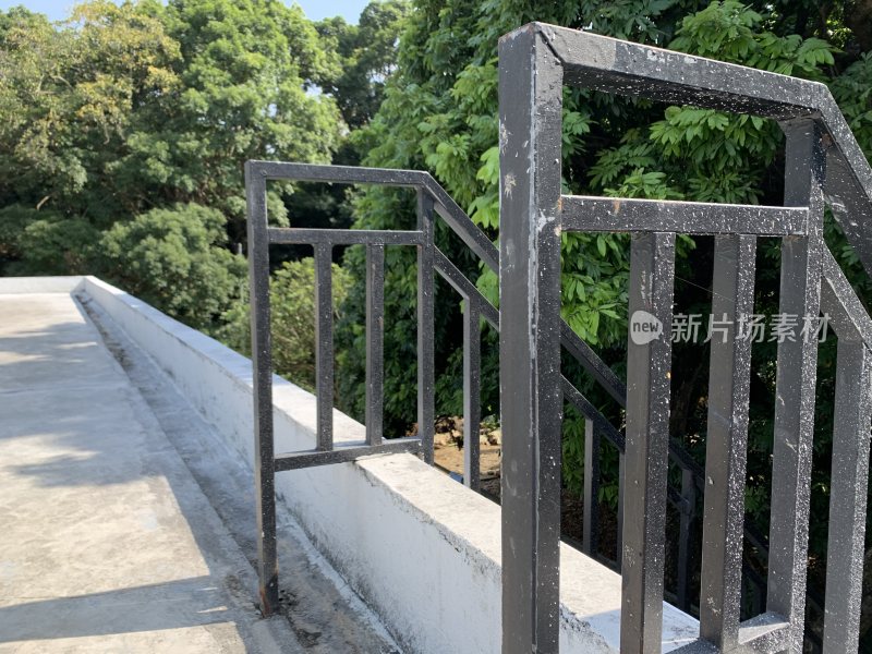 户外水泥平台金属护栏