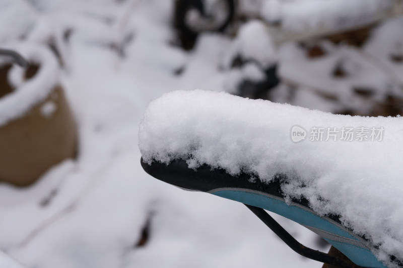 户外的车坐子上堆积着洁净的白雪