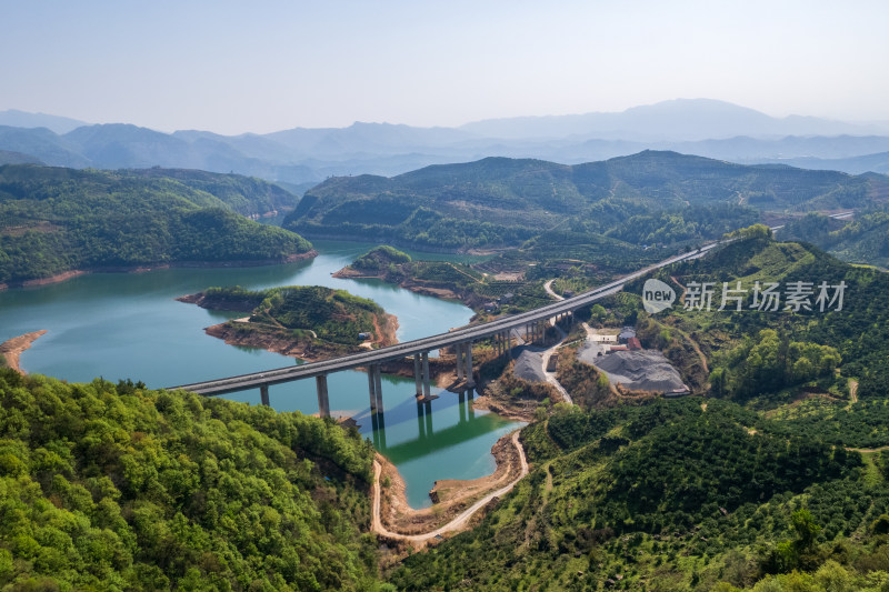 穿行在森林大山和湖泊的高速公路高架桥