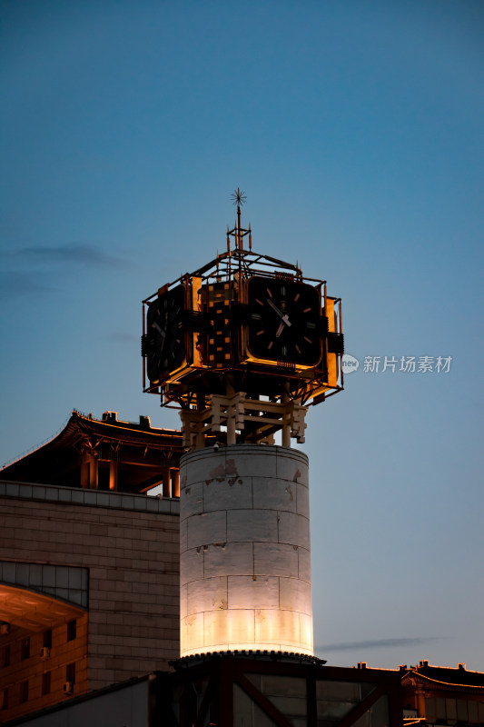 北京西站火车站夜幕下的城市钟塔时光流逝