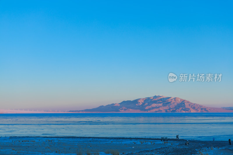 新疆冬季赛里木湖雪景雪山冰湖蓝冰日照金山