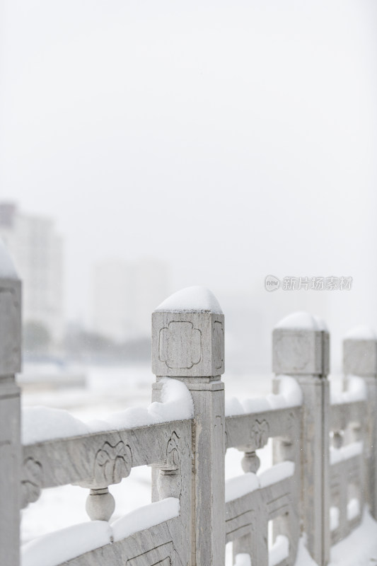 冬天大雪覆盖的河道护栏