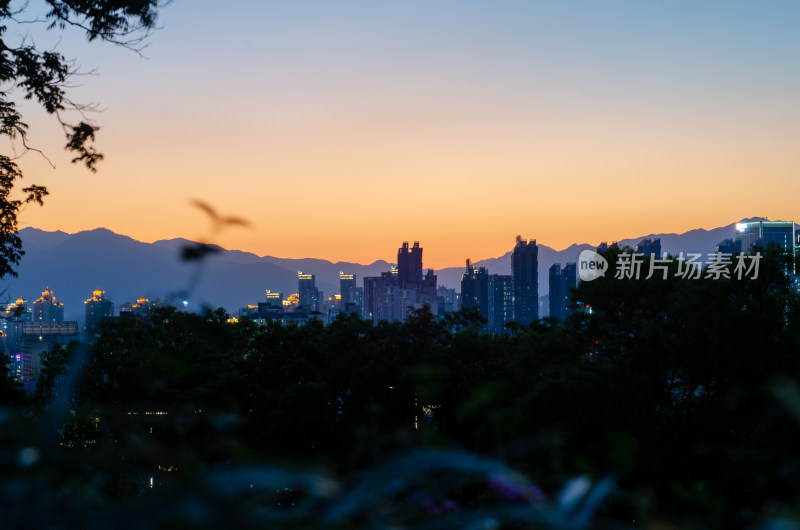 福州乌山风景区俯瞰落日余晖下的城市天际线