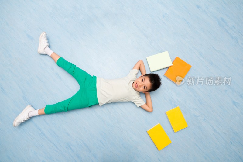 幼儿园儿童躺在地板上微笑