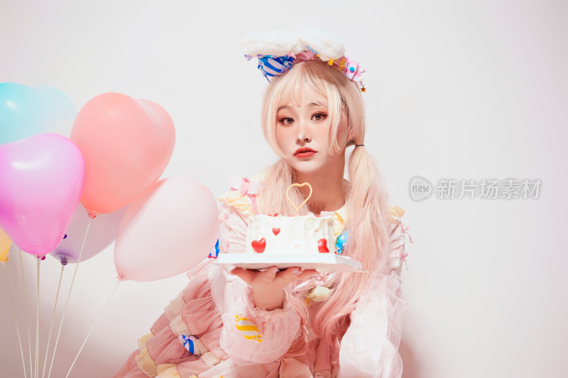 穿着糖果洛丽塔服装庆祝生日的亚洲少女