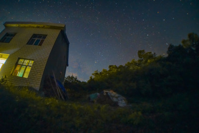 星空下的乡村小屋