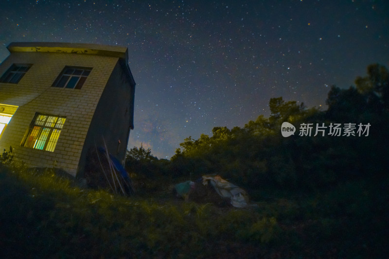 星空下的乡村小屋