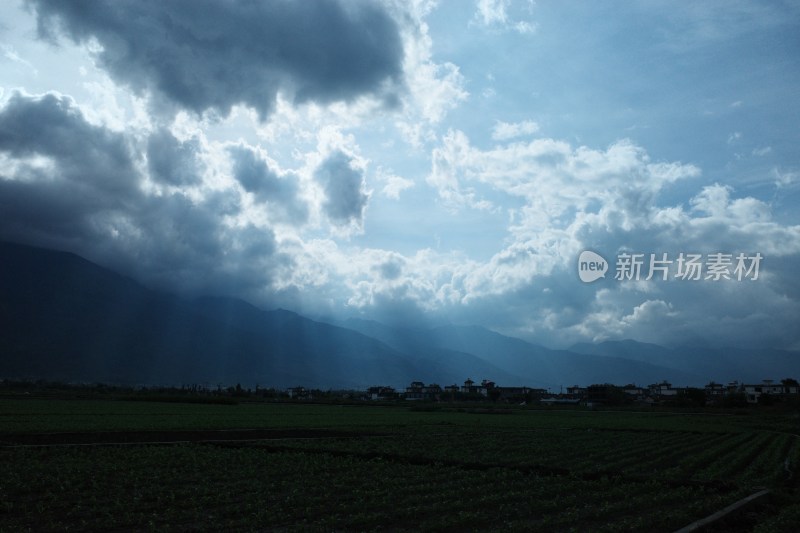 乡村田野上丁达尔效应天空景象