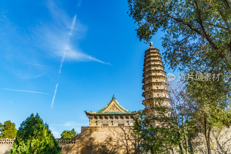 山西太原市地标永祚寺秋天古塔景观