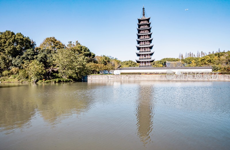 湖边古塔风景