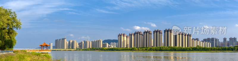 城市天际线楼房居住生态环境河流天空全景图