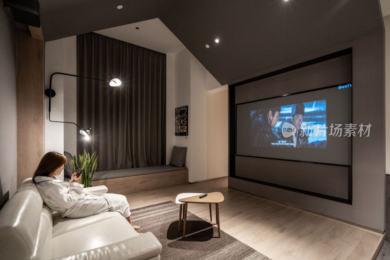 女子居家沙发上观影玩手机