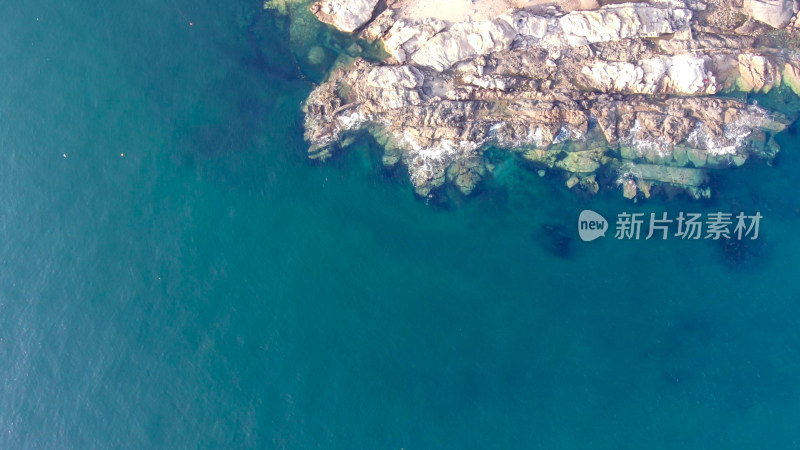 航拍大海海浪拍打礁石沙滩