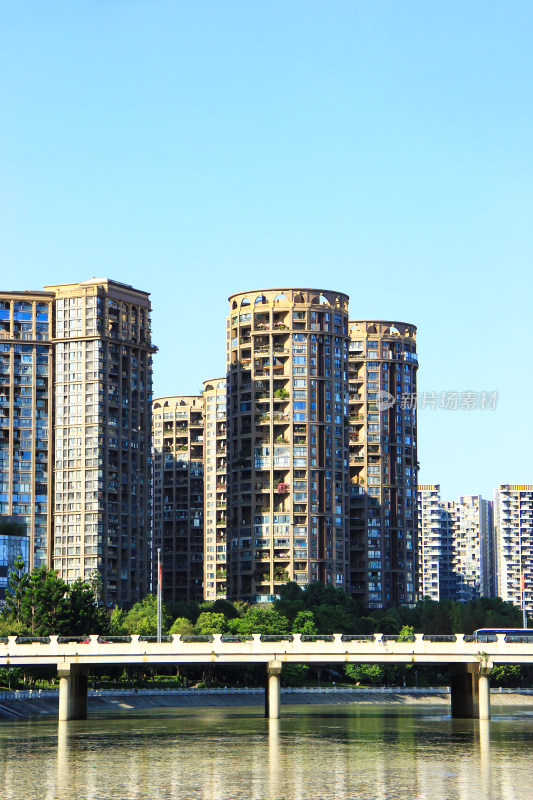 成都高新区交子公园锦江河‌沿岸建筑风光