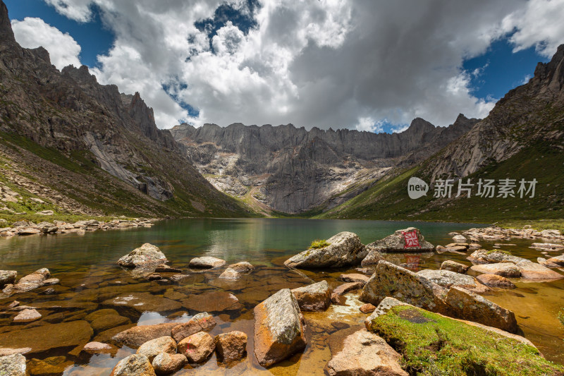 蓝天白云草原山峰湖泊