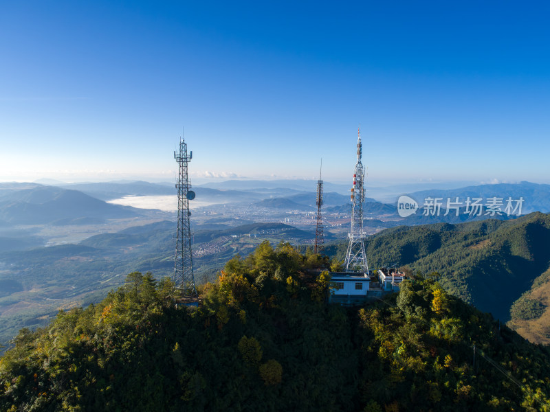 山顶信号塔处俯瞰远处山峦及城镇