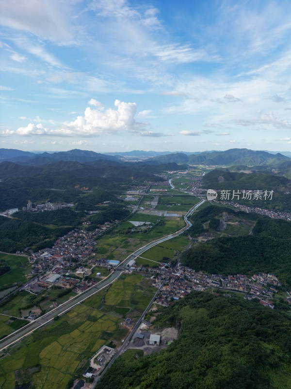 航拍蓝天白云下的青山乡村全景风光