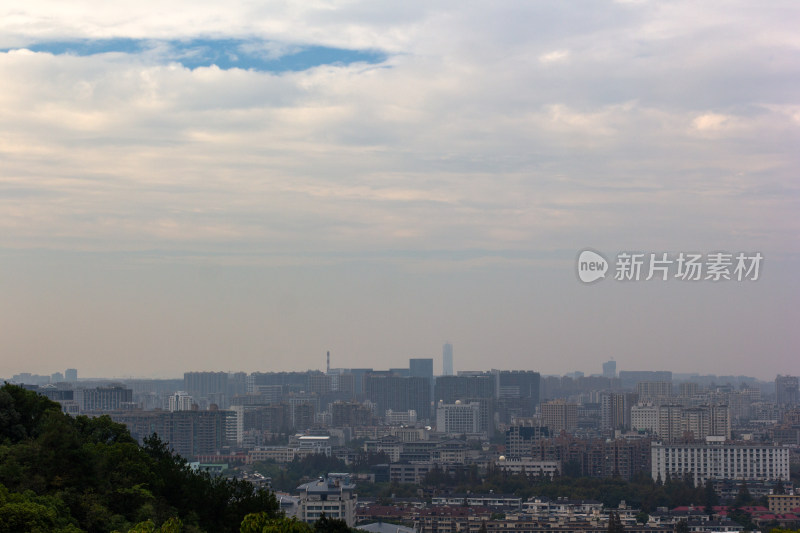 杭州宝石山上拍杭州市区建筑群天际线景观