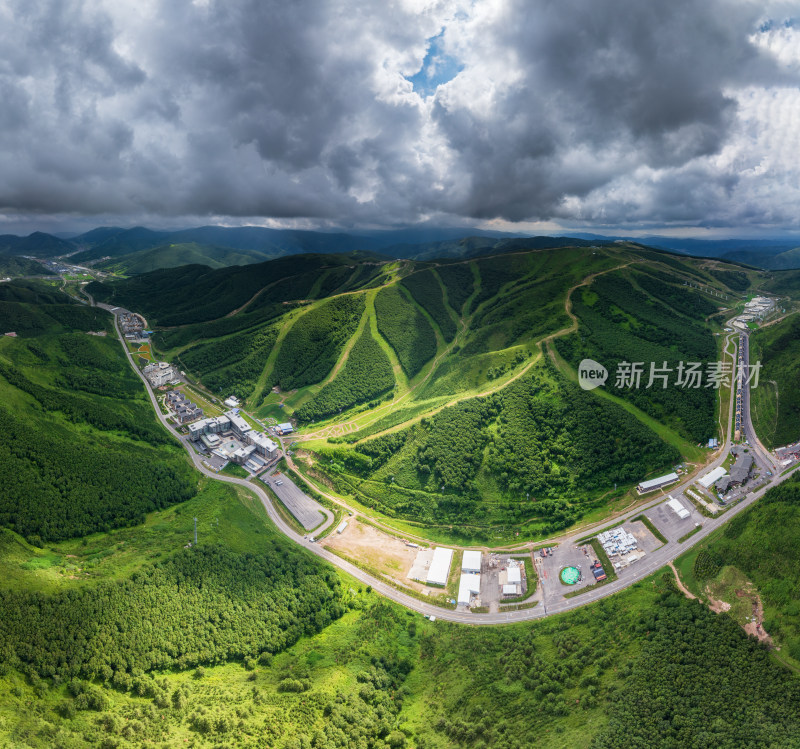 俯瞰张家口崇礼森林山谷绿色美景