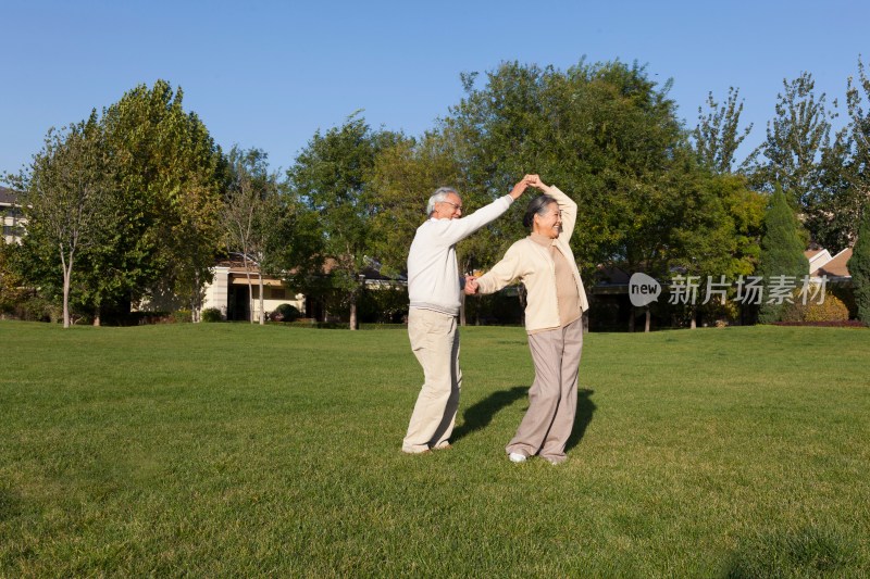 老年夫妻在院子里跳舞