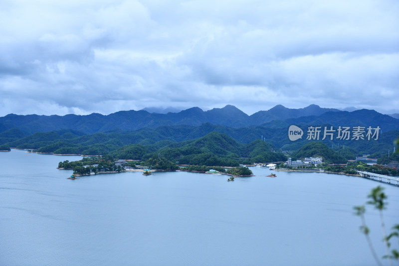 天屿山顶俯视千岛湖大桥，千岛湖自然风光