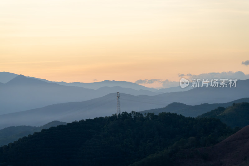 黄昏时分山峦与电塔景观