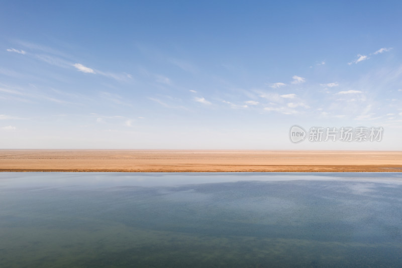 平静的湖泊与蓝色的天空