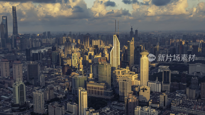 黄昏下的繁华都市高楼鸟瞰全景