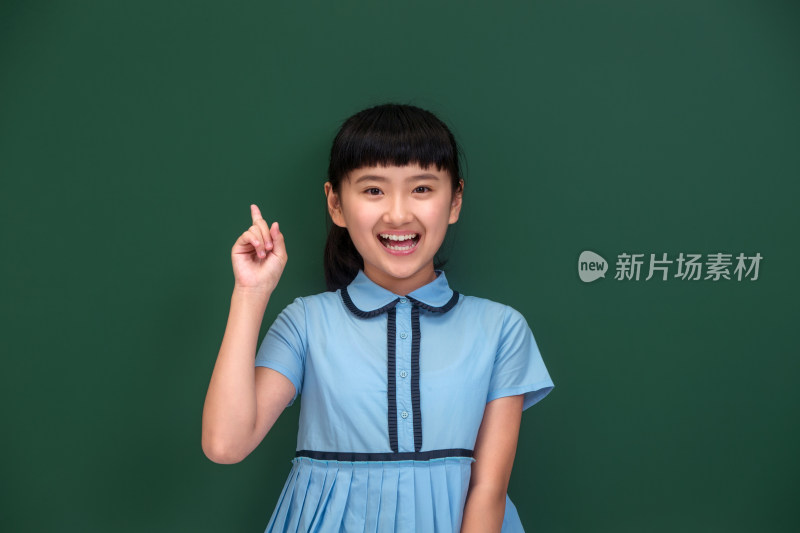 小学女生站在黑板前