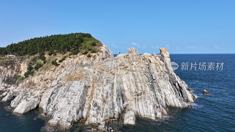 航拍威海市环翠区北环海路猫头山秋季风景