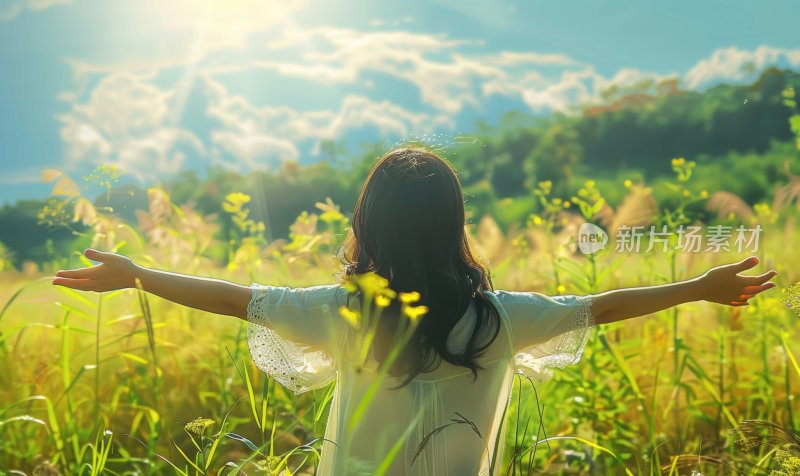 阳光女孩张开双手拥抱暖春自然背景