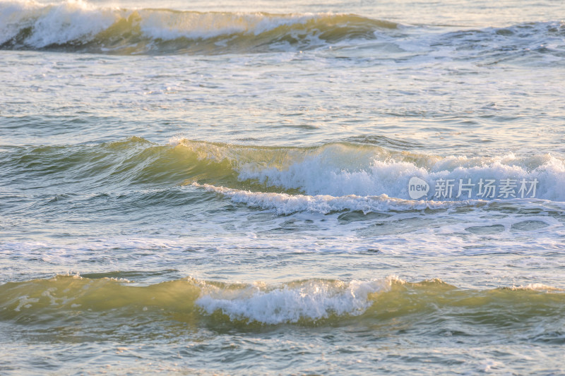 海南三亚阳光下绿松石海浪浪花冲浪唯美