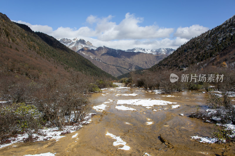 四川阿坝黄龙景区冬日雪山溪流