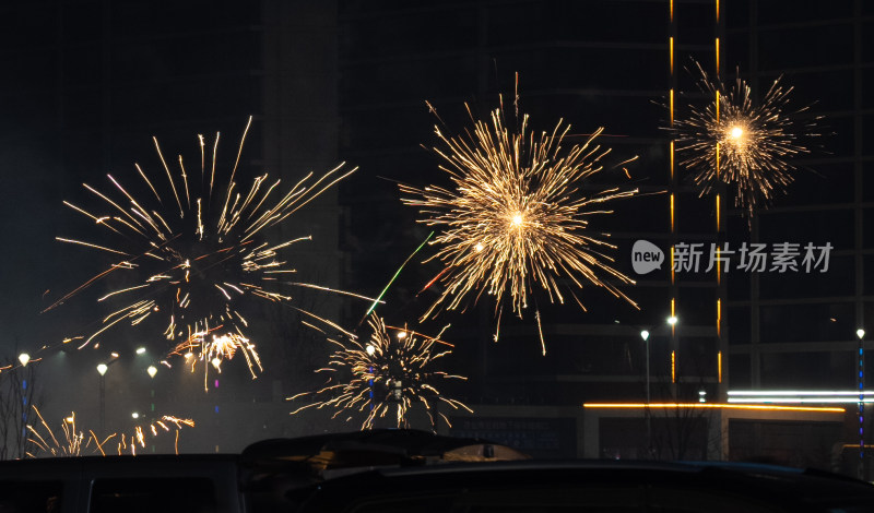 夜空下绚烂多彩的烟花绽放景象