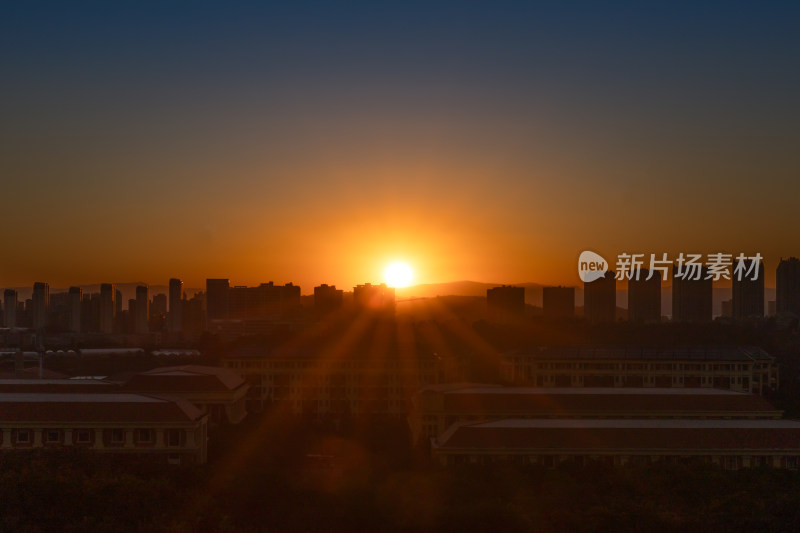 昆明城市日出时分的美丽景象