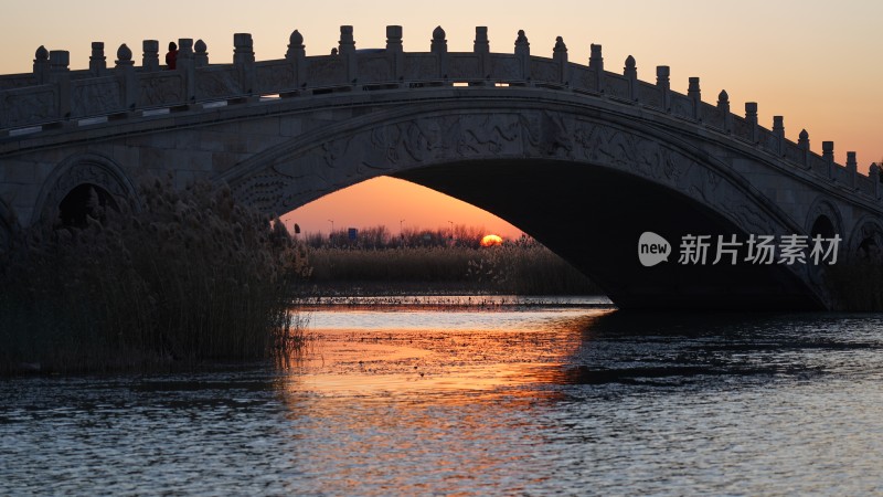 夕阳下水面上的石桥美景