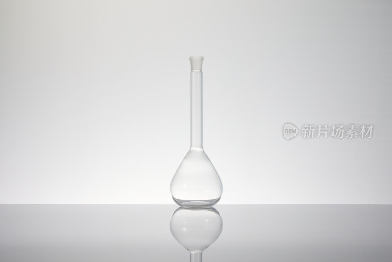 灰背景上的锥形瓶实验室器皿蒸馏烧瓶
