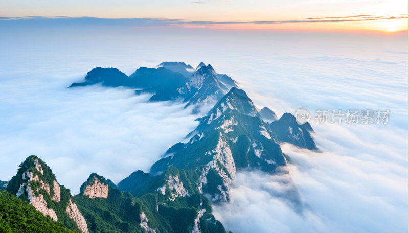 云雾缭绕的壮丽华山山景