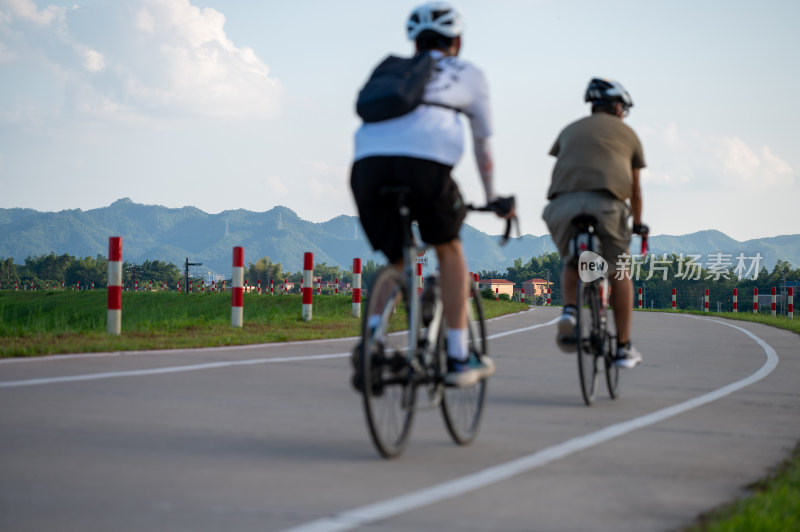 两个年轻人在公路上骑行