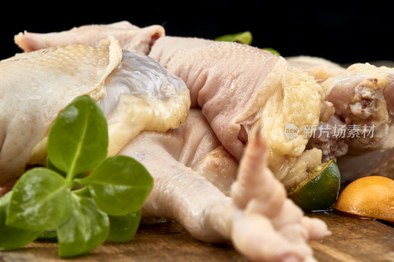 摆放在木板上的分切好的生鲜鸡肉