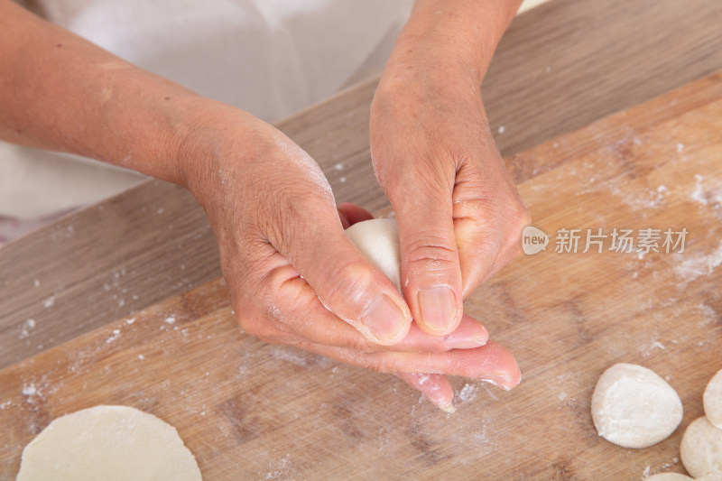 俯视拍摄一双手在捏美食饺子